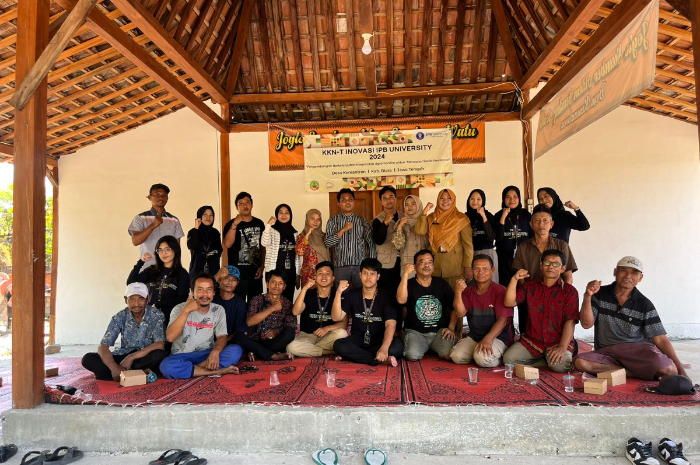 Kegiatan penyuluhan &ldquo;Cerdas Beternak (Silase)&rdquo; yang dilaksanakan Mahasiswa KKN IPB di area Sendang Desa Kemantren Sabtu (6/7/2024).
