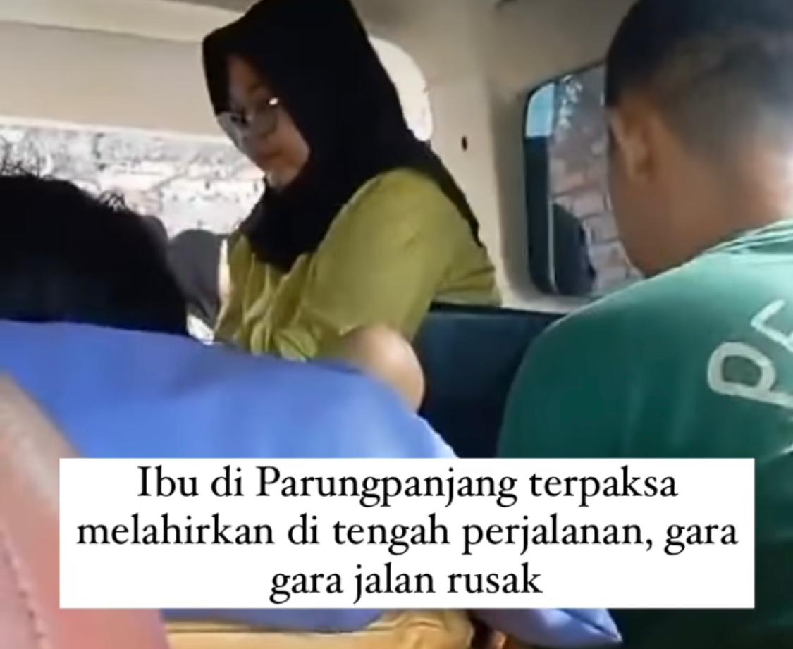 Video viral seorang warga Bogor yang melahirkan di jalan karena kondisi jalan rusak di Parung Panjang.