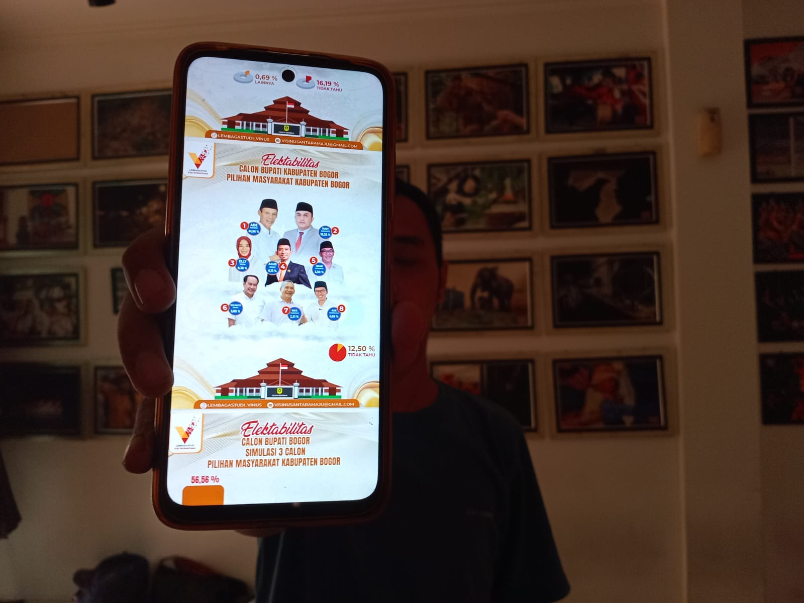 Warga menunjukan tabel hasil survei Pilkada Bogor yang dilakukan LS Vinus, Cibinong, Kabupaten Bogor, Jawa Barat, Kamis (1/82024).