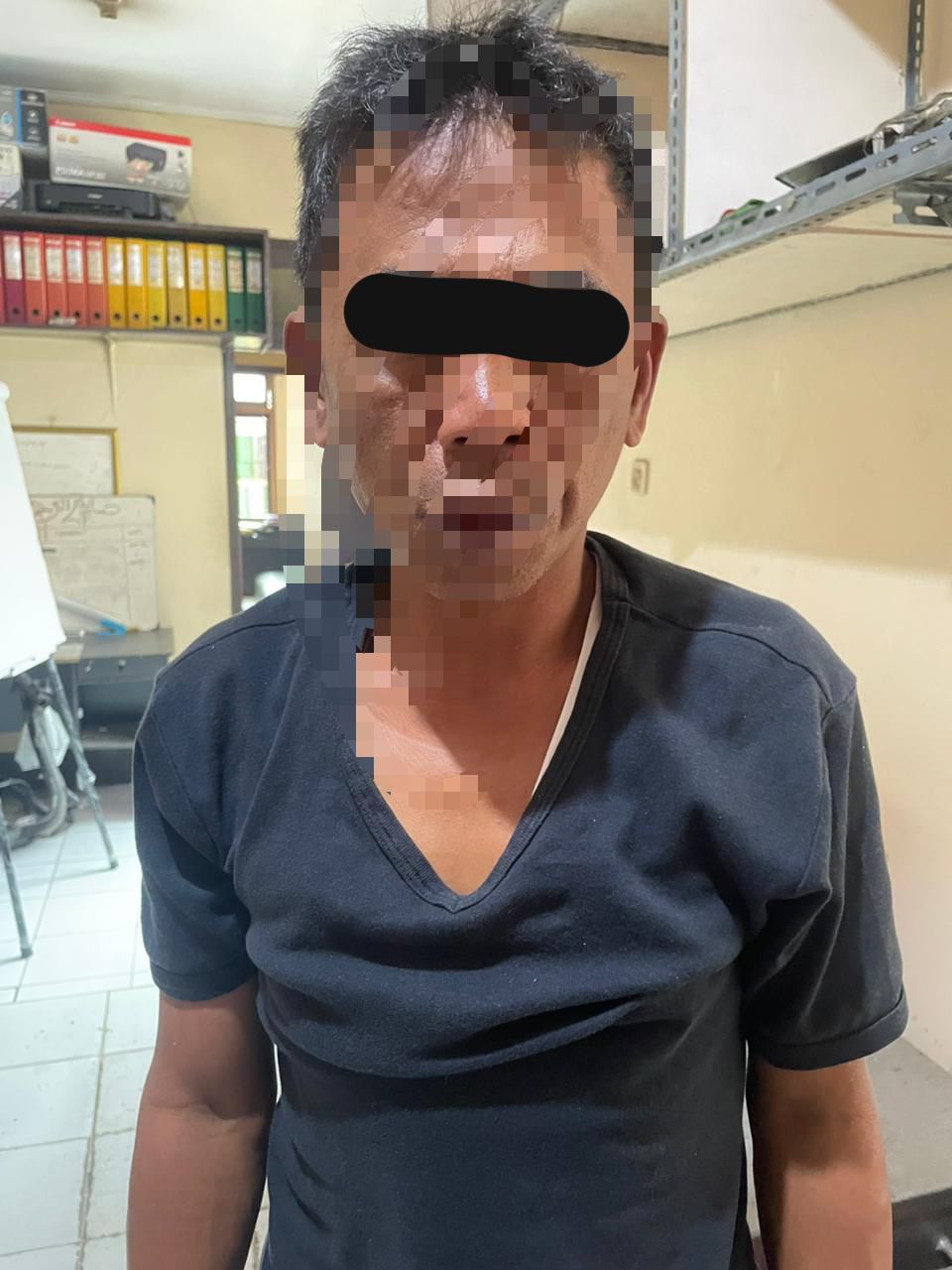 Deni (45), pelaku pencurian beberapa batang coklat di minimarket di Cisarua diamankan Polsek Cisarua.