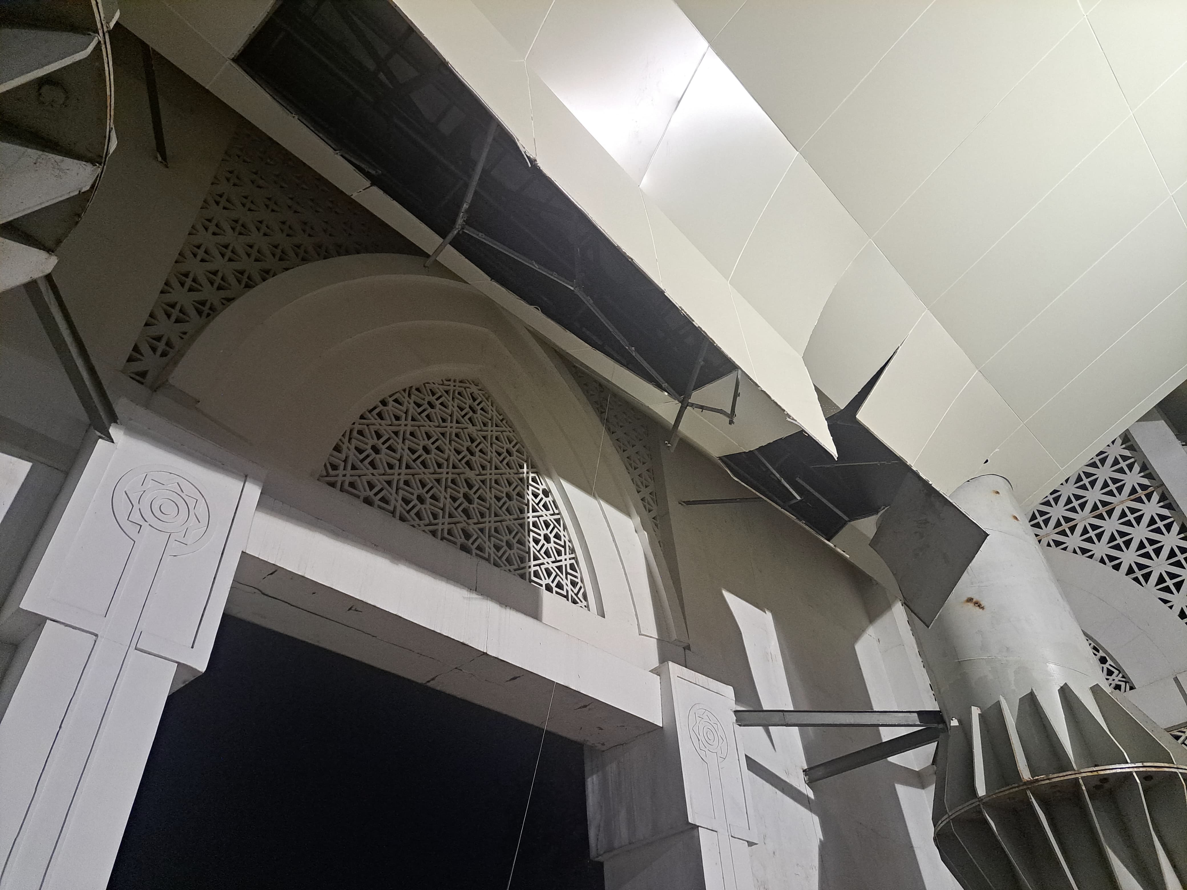 Plafon Masjid Agung Kota Bogor ambruk.