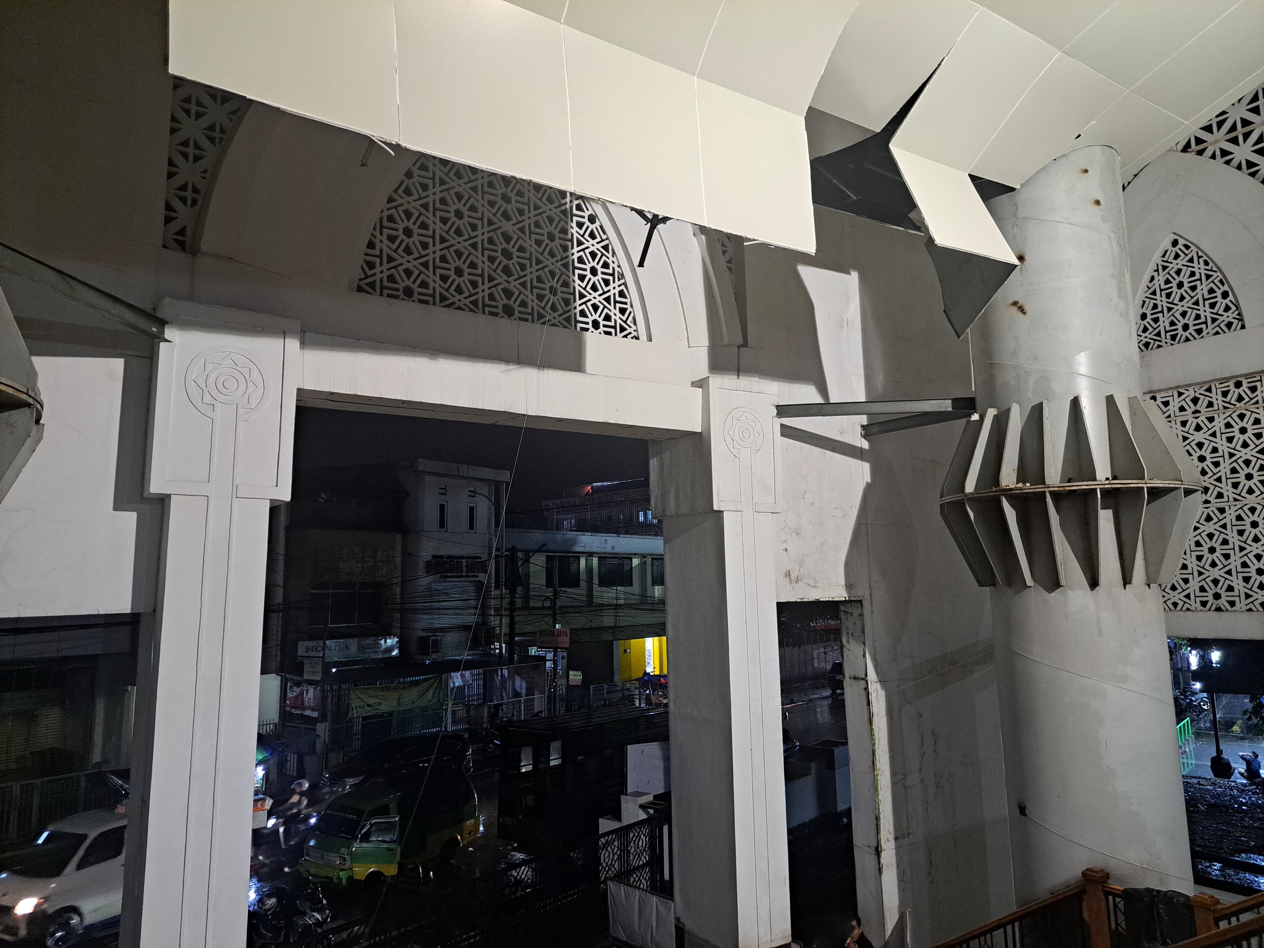 Plafon Masjid Agung Kota Bogor Jebol.