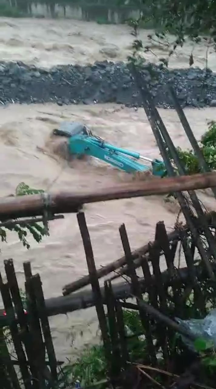 Alat berat hanyut di Sungai Cidurian, Bogor akibat hujan deras.