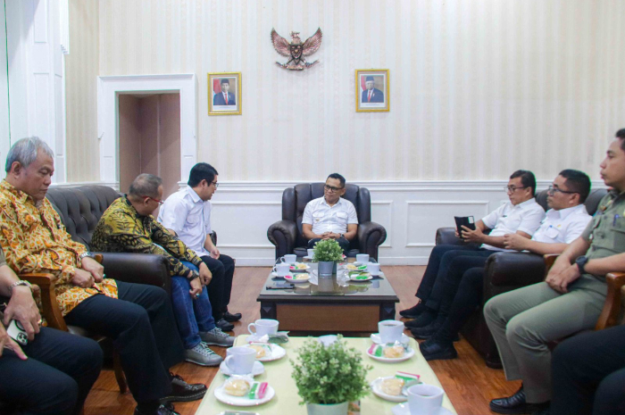 Pj Wali Kota Bogor saat bertemu dengan jajaran Perumda Pasar Pakuan Jaya. Pemkot besiap merevitalisasi Pasar Bogor.