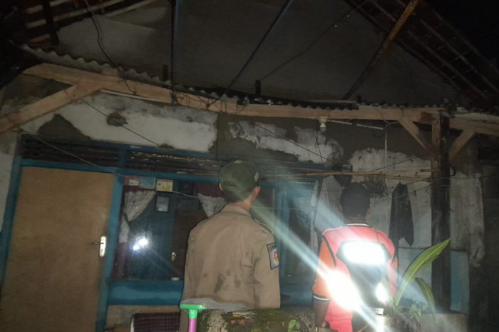 Salah satu rumah warga di Cigudeg yang rusak diterjang angin kencang.