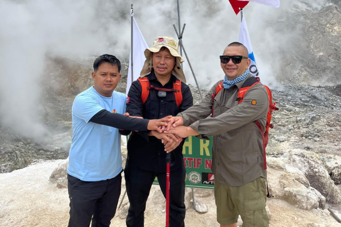 Pj Bupati Bogor ketika berfoto bersama Kketua AOPGI dan Ketua KORMI usai menghadiri kegiatan semarak kemerdekaan di Gunung Salak Kawah Ratu.