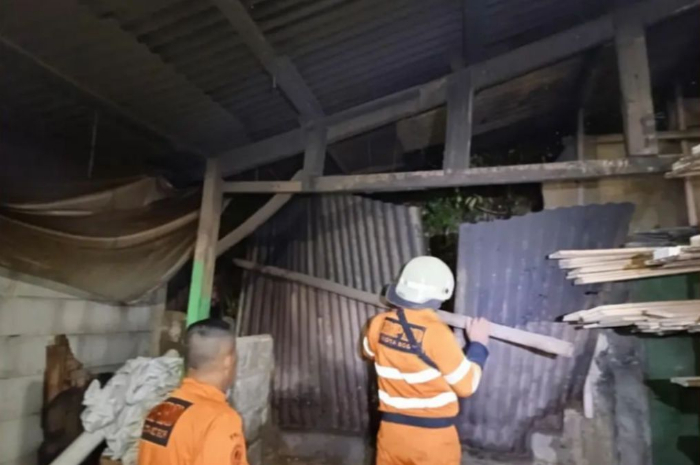 Petugas BPBD saat melakukan penanganan di lokasi longsor Pabrik Oncom abrik Oncom di Kampung Muara RT 003/RW 011, Kelurahan Pasir Jaya, Kecamatan Bogor Barat, Kota Kota Bogor.