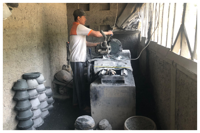 Salah seorang pengrain cobek di Desa Bojong Koneng, Kecamatan Babakan Madang, Kabupaten Bogor.
