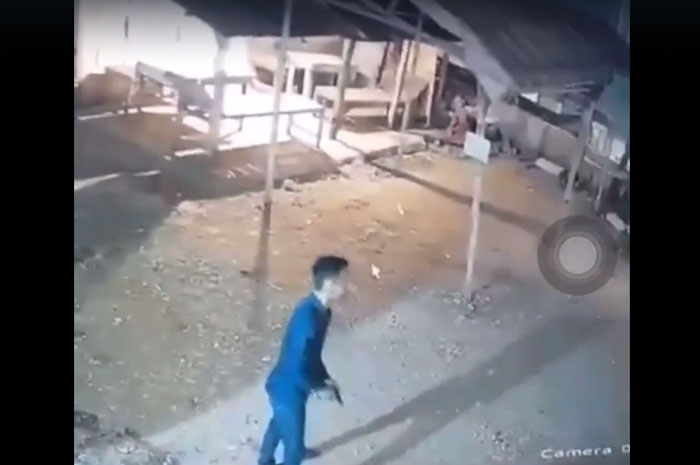 Rekaman CCTV milik warga saat kawanan perampok mengambil satu unit mobil jenis pickup di wilayah Klapanunggal.