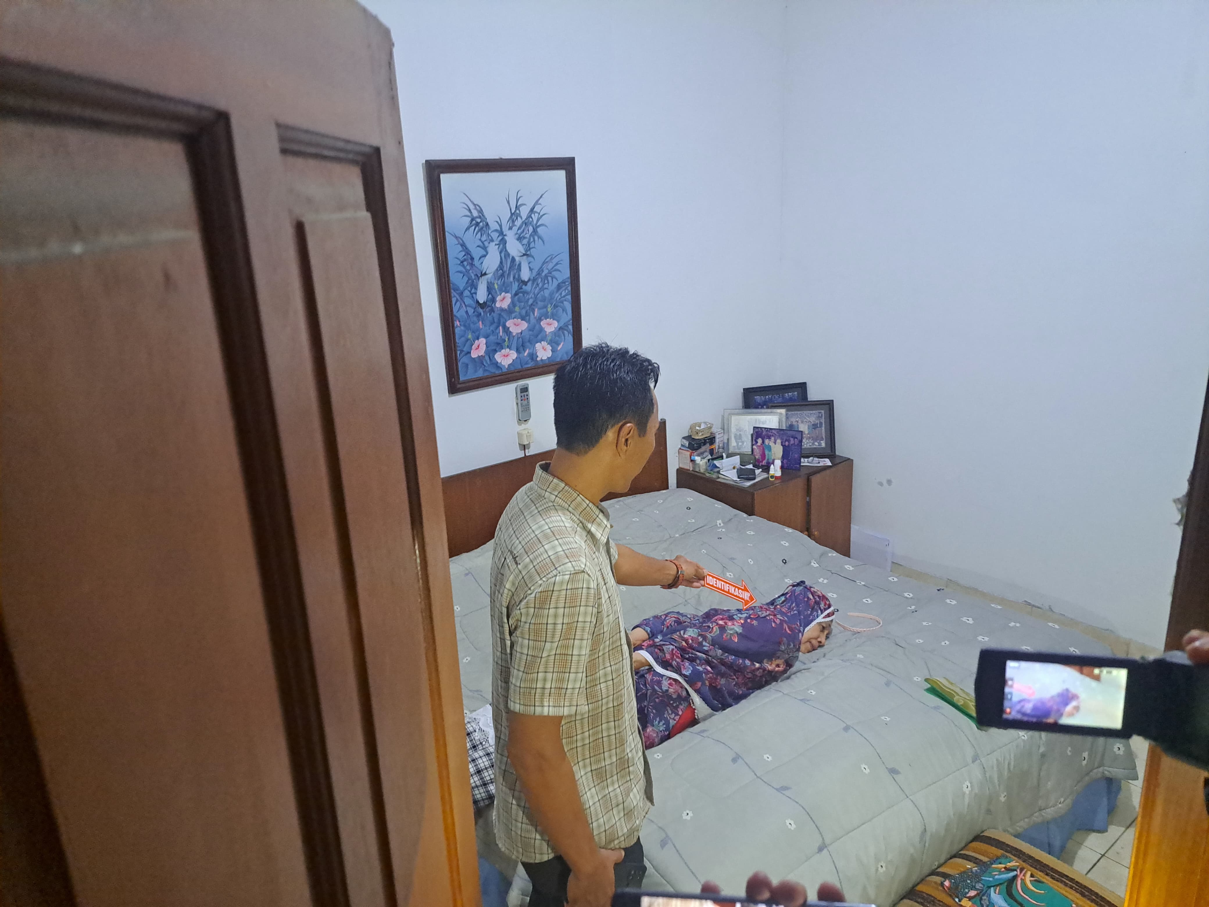 Petgas melakukan Olah TKP perampokan yang dialami seorang nenek berinisial EM (72) di Kelurahan Pasirmulya, Kecamatan Bogor Barat, Kota Bogor, Jumat (2/8/2024) siang.