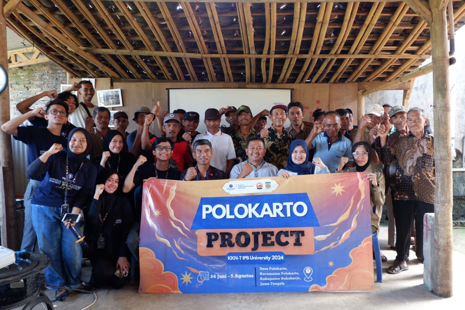 Mahasiswa KKNT Inovasi IPB University Latih Peternak Membuat Mineral Block di Desa Polokarto