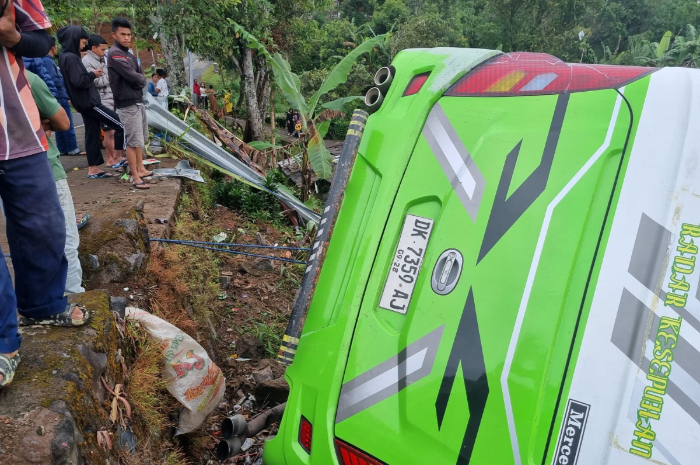 KECELAKAAN : Bus terguling di Jalan alternatif Puncak, Desa Citeko, Kecamatan Cisarua, Kabupaten Bogor, Sabtu (3/8/2024).