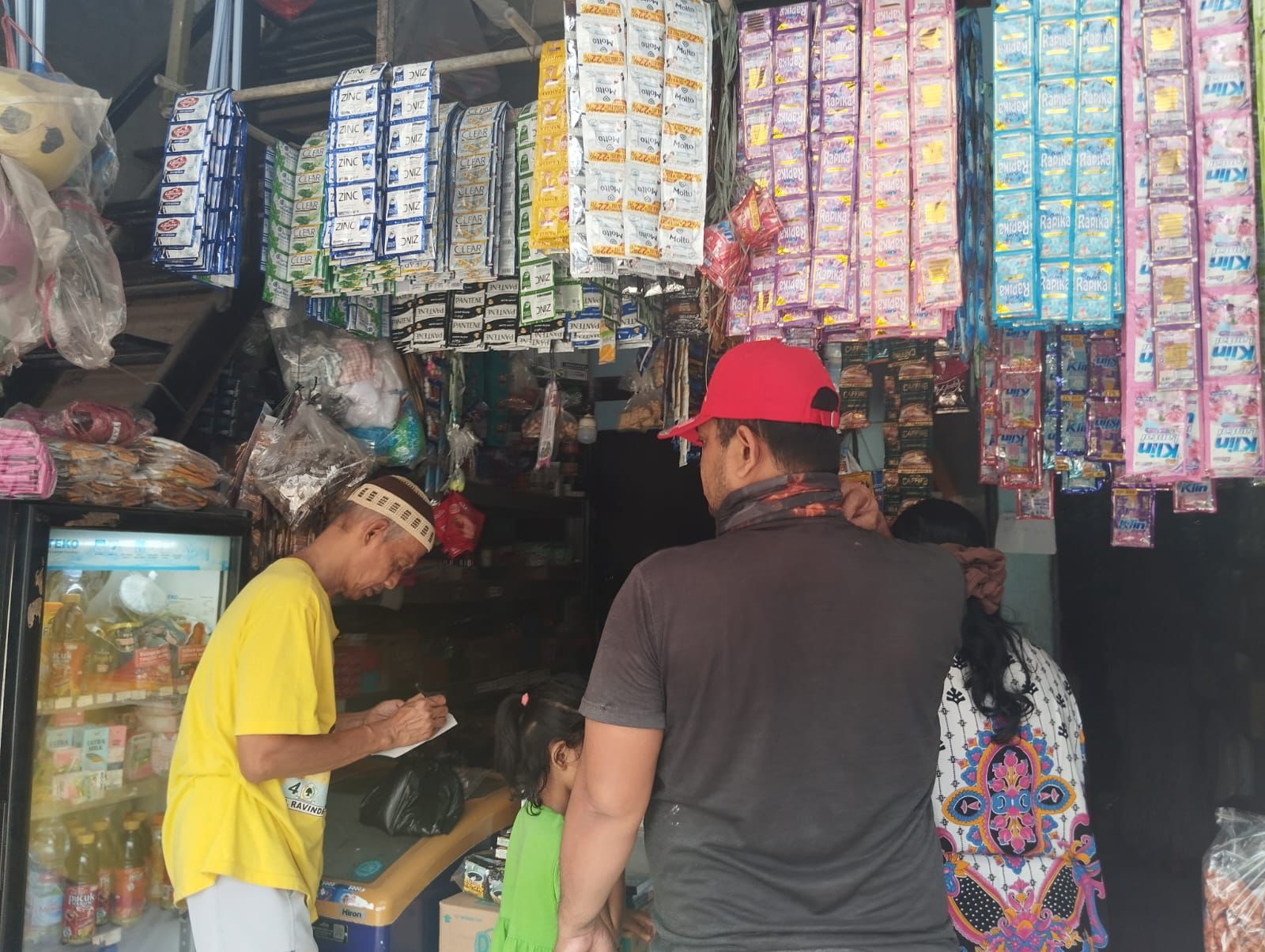 Salah satu toko sembako di Kecamatan Cibinong, Kabupaten Bogor, yang juga menjual rokok.
