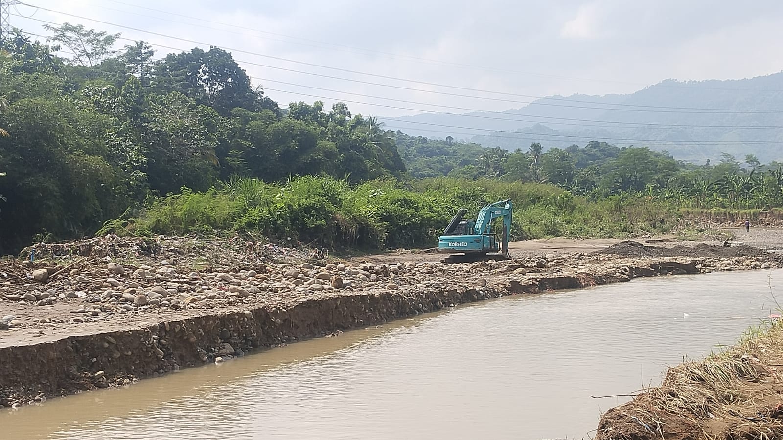 Kondisi alat berat yang digunakan untuk normalisasi Sungai Cidurian, Kabupaten Bogor, yang sempat diterjang banjir bandang.