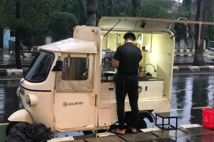 Enaknya bersantai sambil menikmati kopi Journey Coffee di Kota Bogor.