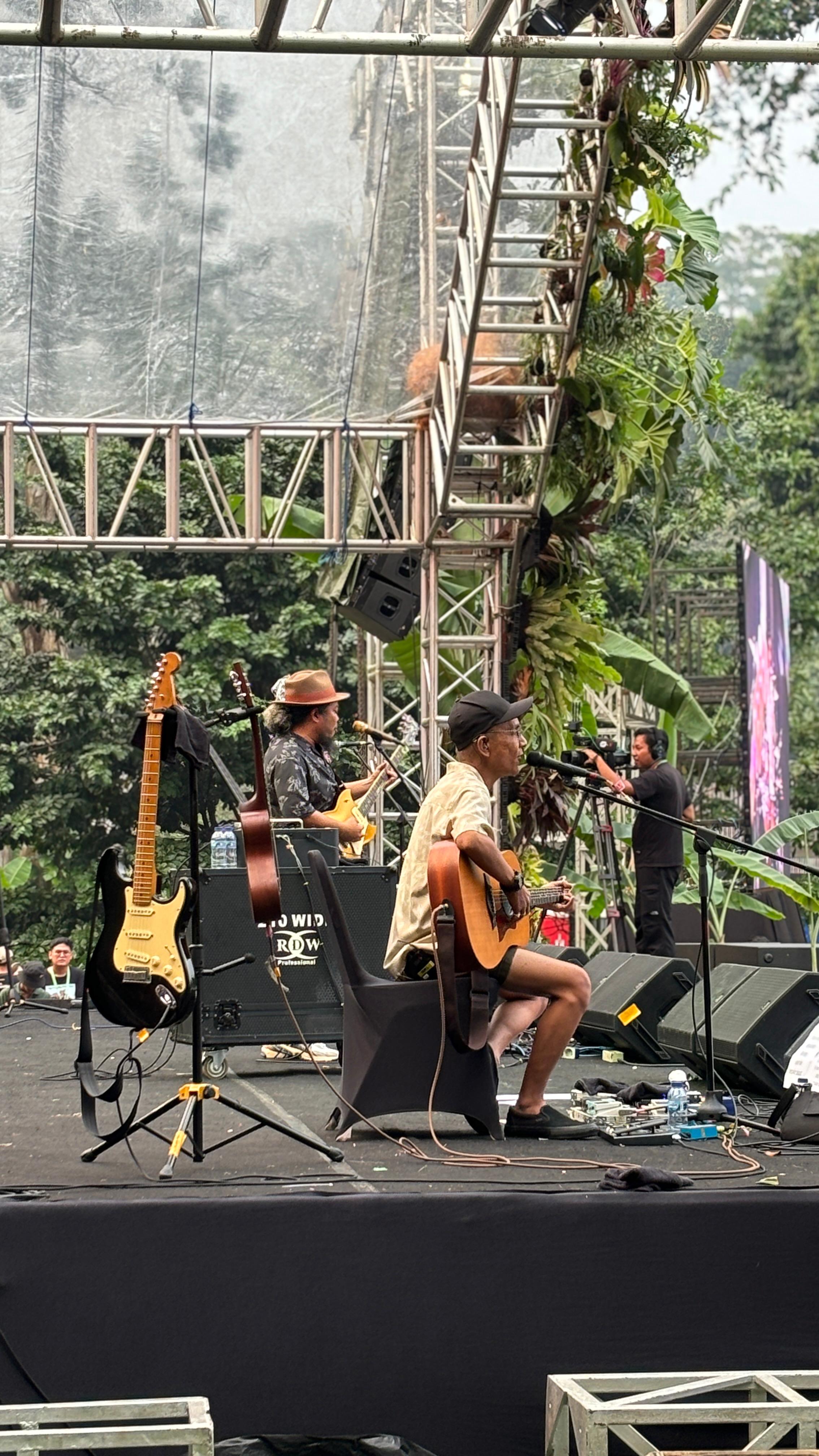 Penampilan Parade Hujan menutup event Sunset di Kebun Raya Bogor fase kedua.
