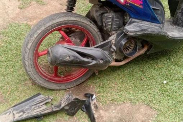 Kondisi sepeda motor yang terlibat kecelakaan di Parung Panjang.
