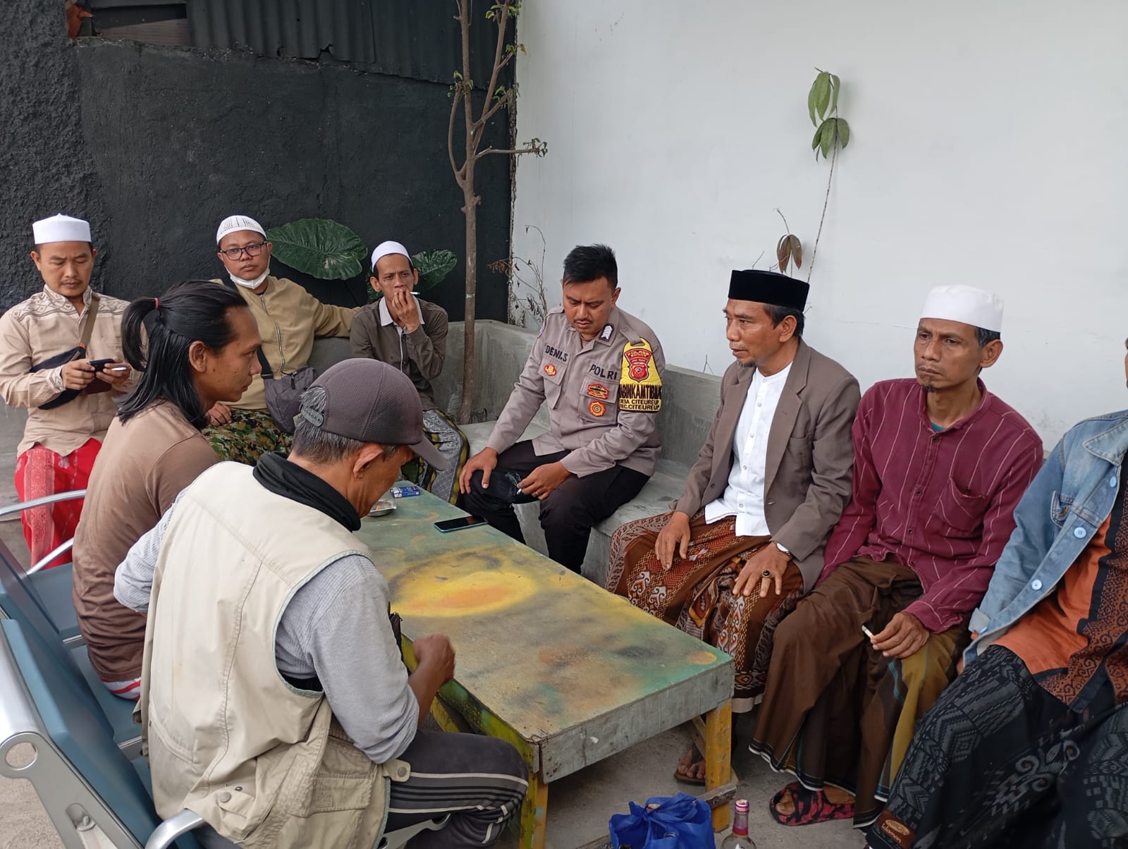 Perwakilan tokoh agama dan anggota Polsek Citeureup ketika melakukan mediasi terhadap kontrakan yang dicurigai dijadikan tempat perbuatan terlarang, penggerebekan terjadi pada Sabtu (3/8/2024).