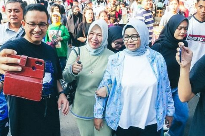 Warga bergantian ingin berfoto bersama Anies Baswedan.