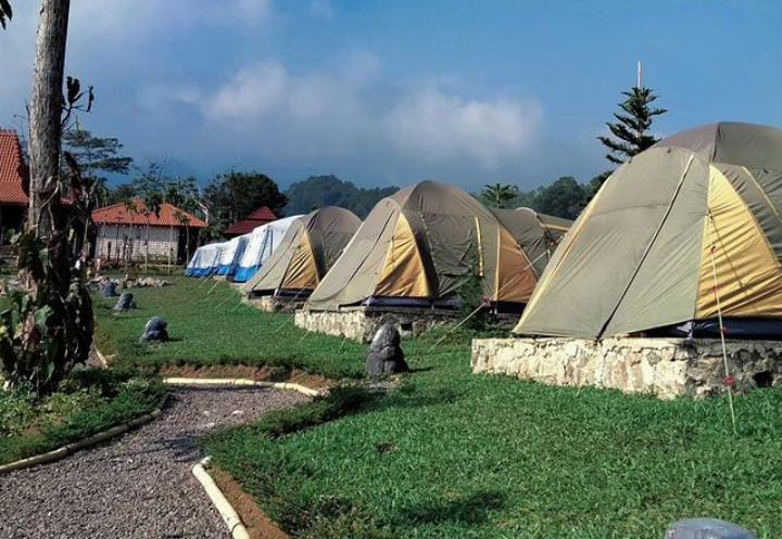 Annapurna Camp yang berlokasi di Blok Curug Cibogo RT 003/009, Desa Citeko, Kecamatan Cisarua, Kabupaten Bogor, Jawa Barat.