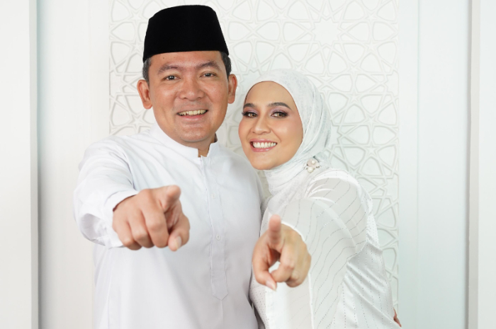 Fitri Rayendra saat bersama Dokter Rayendra.