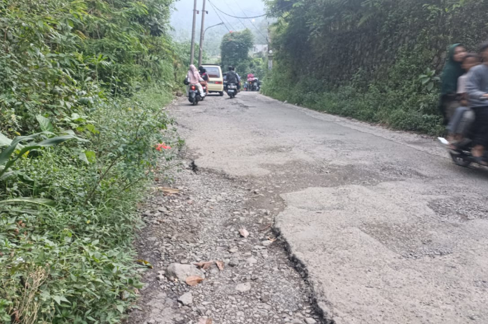 Kondisi jalan rusak di Pamijahan Kabupaten Bogor