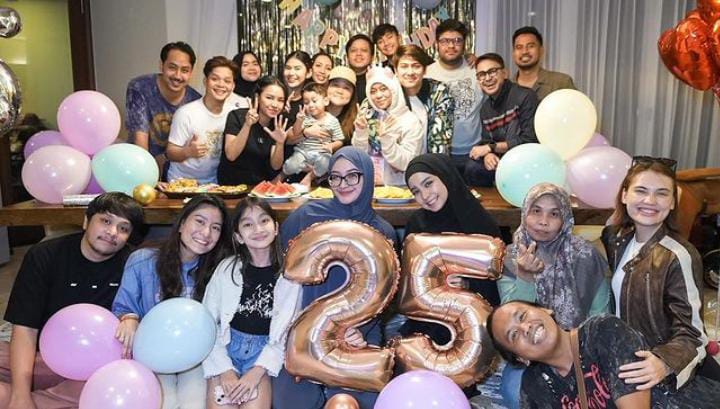 Lesti Kejora dapat kejutan di hari ulang tahunnya ke-25, Senin (5/8/2024) dini hari tadi dari sang suami Rizky Billar dan rekan-rekannya.