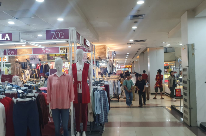 Suasana pusat perbelanjaan Mall BTM Bogor.