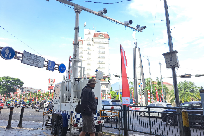 Satlantas Polresta Bogor kota memasang mesin ETLE di Lampu Merah Tugu Kujang untuk menindak pelanggar lalu lintas.