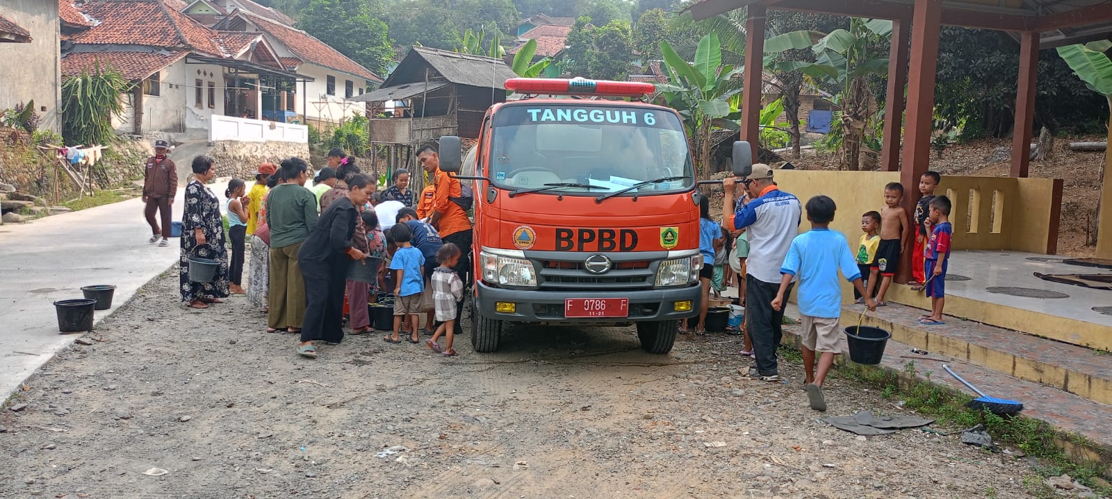 Karena krisis air bersih, BPBD Kabupaten Bogor salurkan air ke wilayah Leuwiliang.