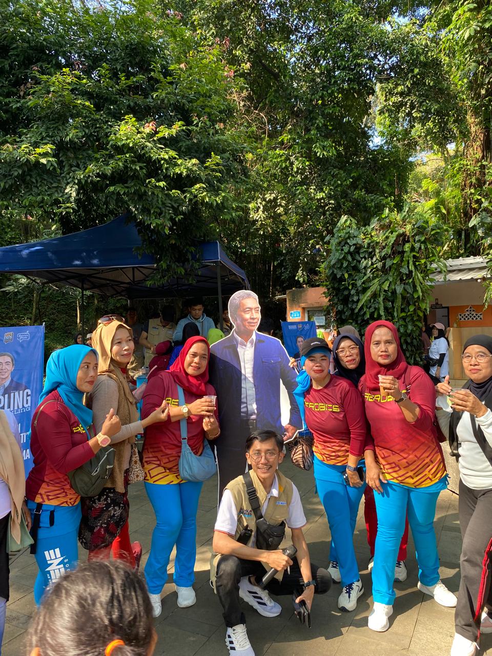 Masyarakat berswafoto dengan standing character Dedie A Rachim. (IST)