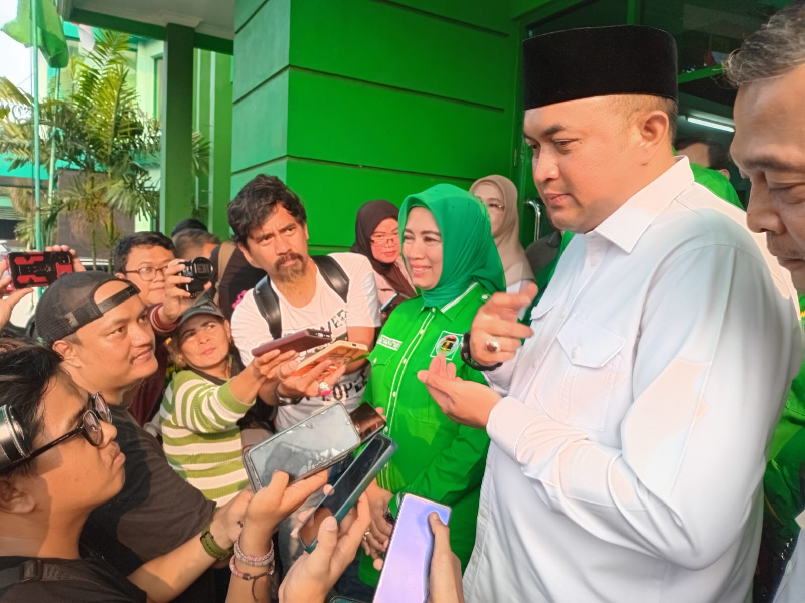 Bakal Calon Bupati Bogor, Rudy Susmanto didampingi ketua DPC PPP, Elly Yasin, usai safari politik, Cibinong, Kabupaten Bogor, Jawa Barat. Senin (5/8/2024).