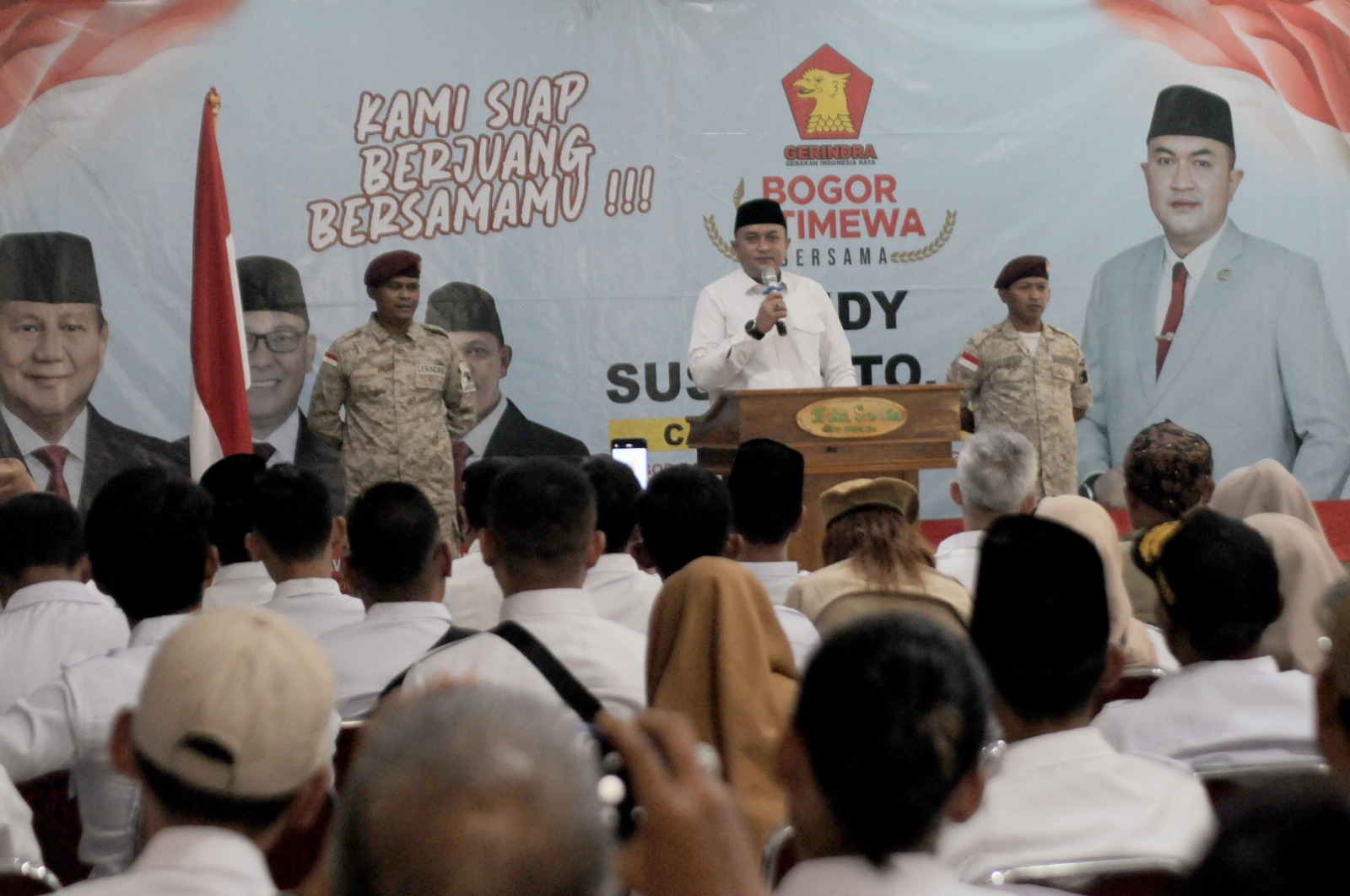 Bakal Calon Bupati Bogor, Rudy Susmanto saat meyapa Kader Partai di Ciseeng, Kabupaten Bogor, Jawa Barat. Senin (5/8/2024).