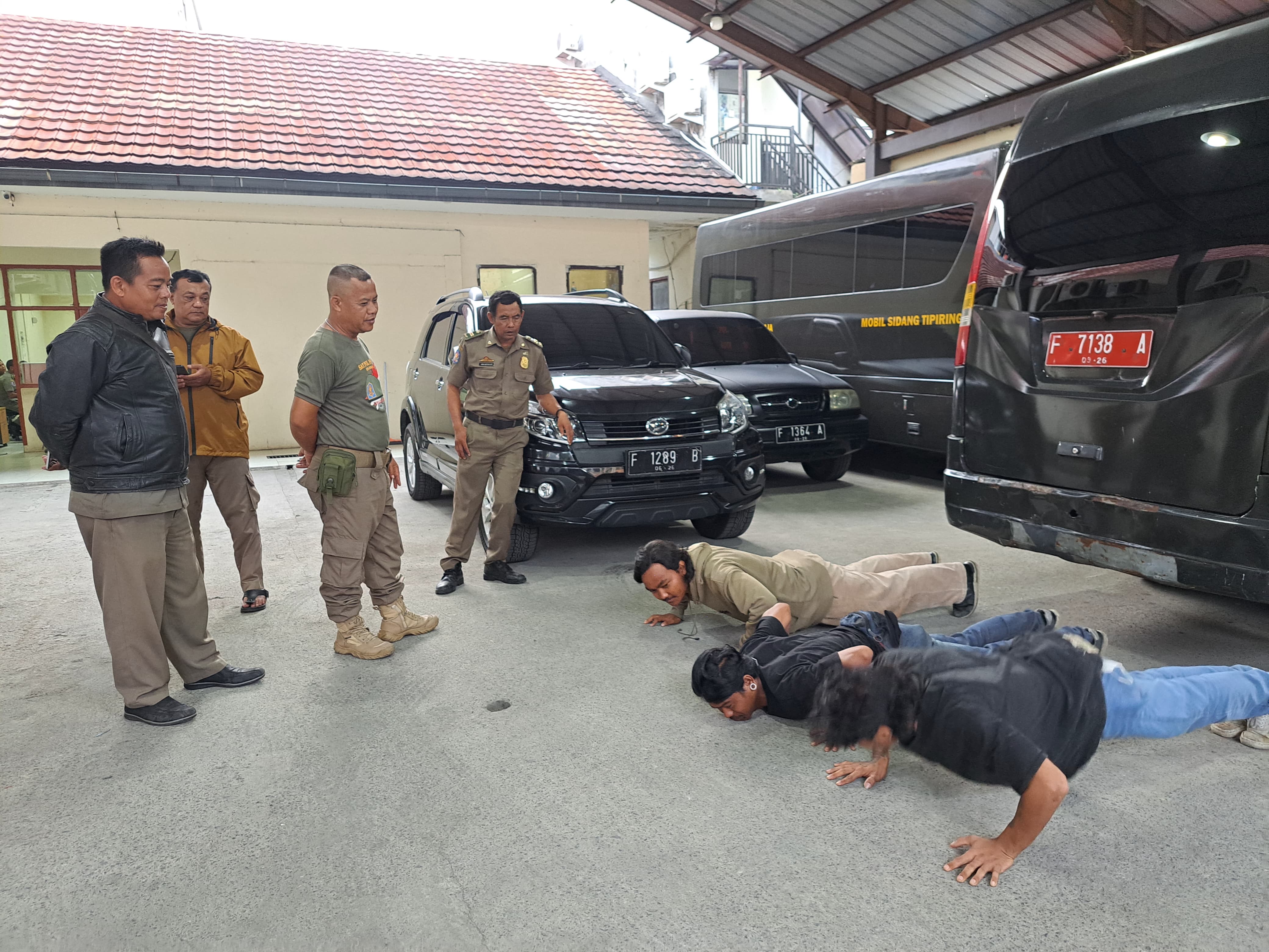 Satpol PP Kota Bogor menghukum  3 pemuda yang diduga mengguyur mobil pengendara di Simpang Yasmin, Semplak.
