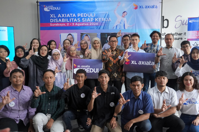 Regional Group Head XL Axiata East Region, Dodik Ariyanto (Tengah Batik) berfoto bersama peserta dan mentor pelatihan pada saat acara pembukaan  Pelatihan Disabilitas Siap Kerja di Nutrihub, Surabaya