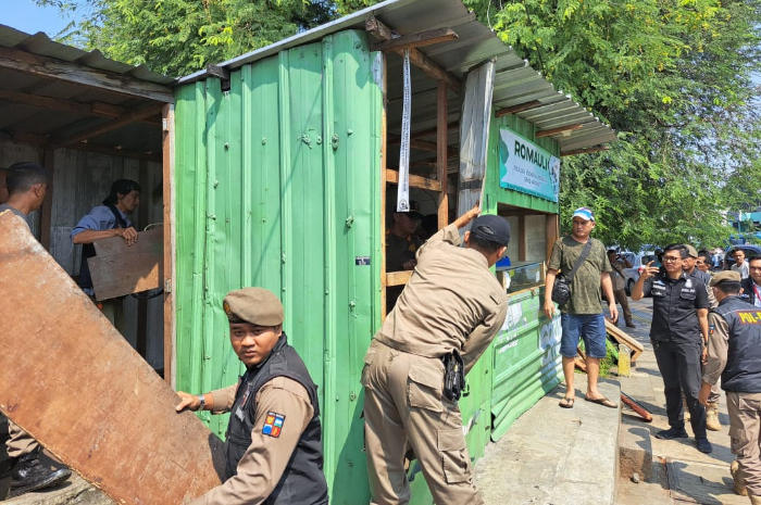 Petugas Satpol PP melakukan pembongkaran warung berkedok konter HP yang menjual miras di Jalan Ahmad Yani Kota Bogor, Selasa (6/8/2024)