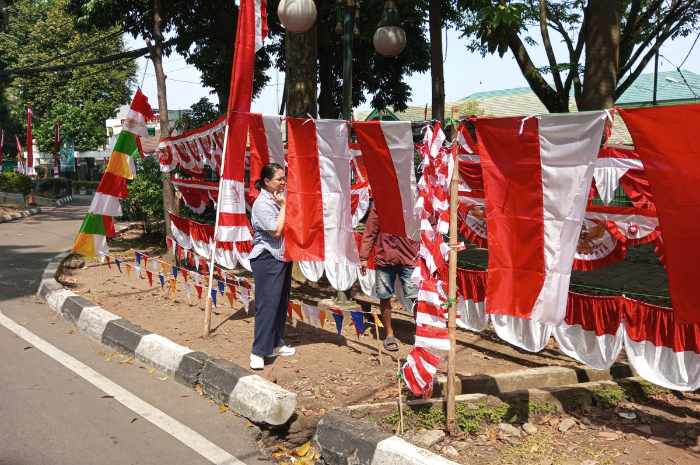 Penjual pernak-pernik khas Agustusan di Jalan Sudirman Kota Bogor.