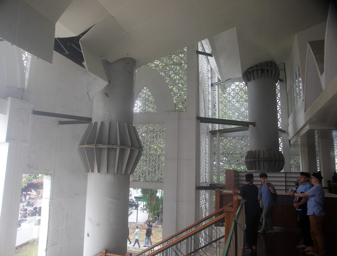 Plafon Masjid Agung Kota Bogor yang ambrol.