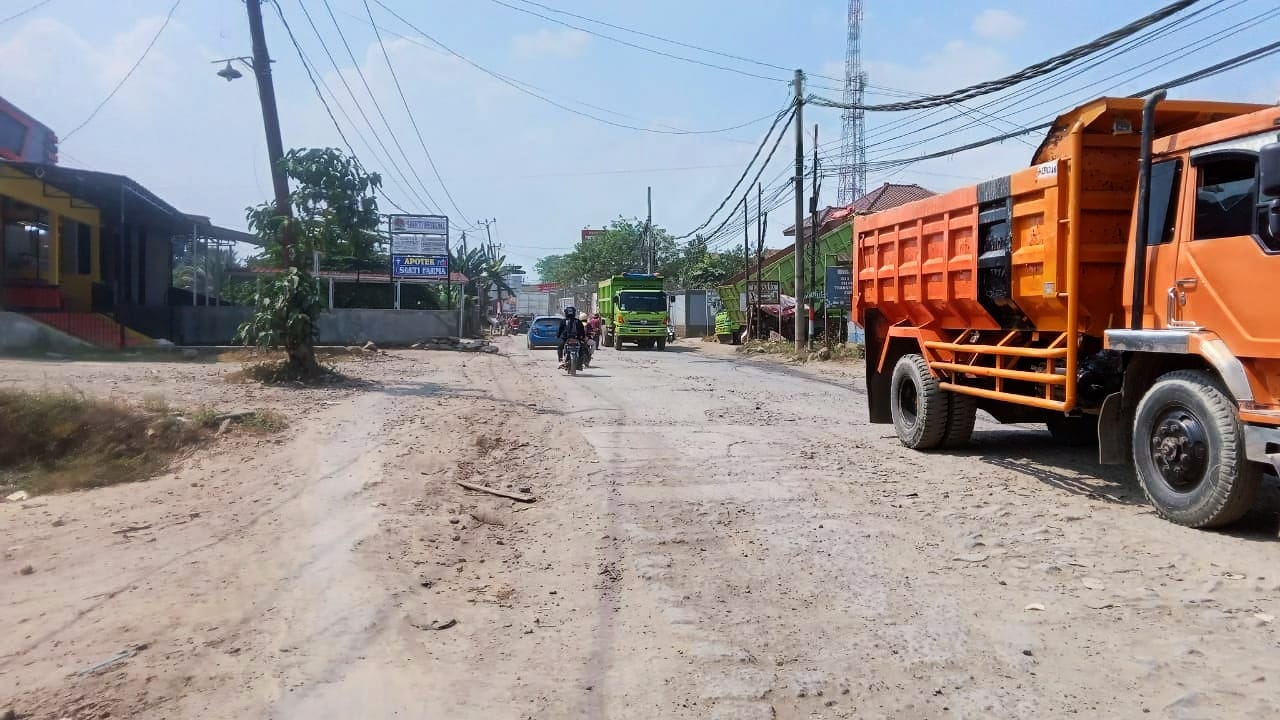 Kondisi jalan di Parung Panjang Kabupaten Bogor yang penuh debu.