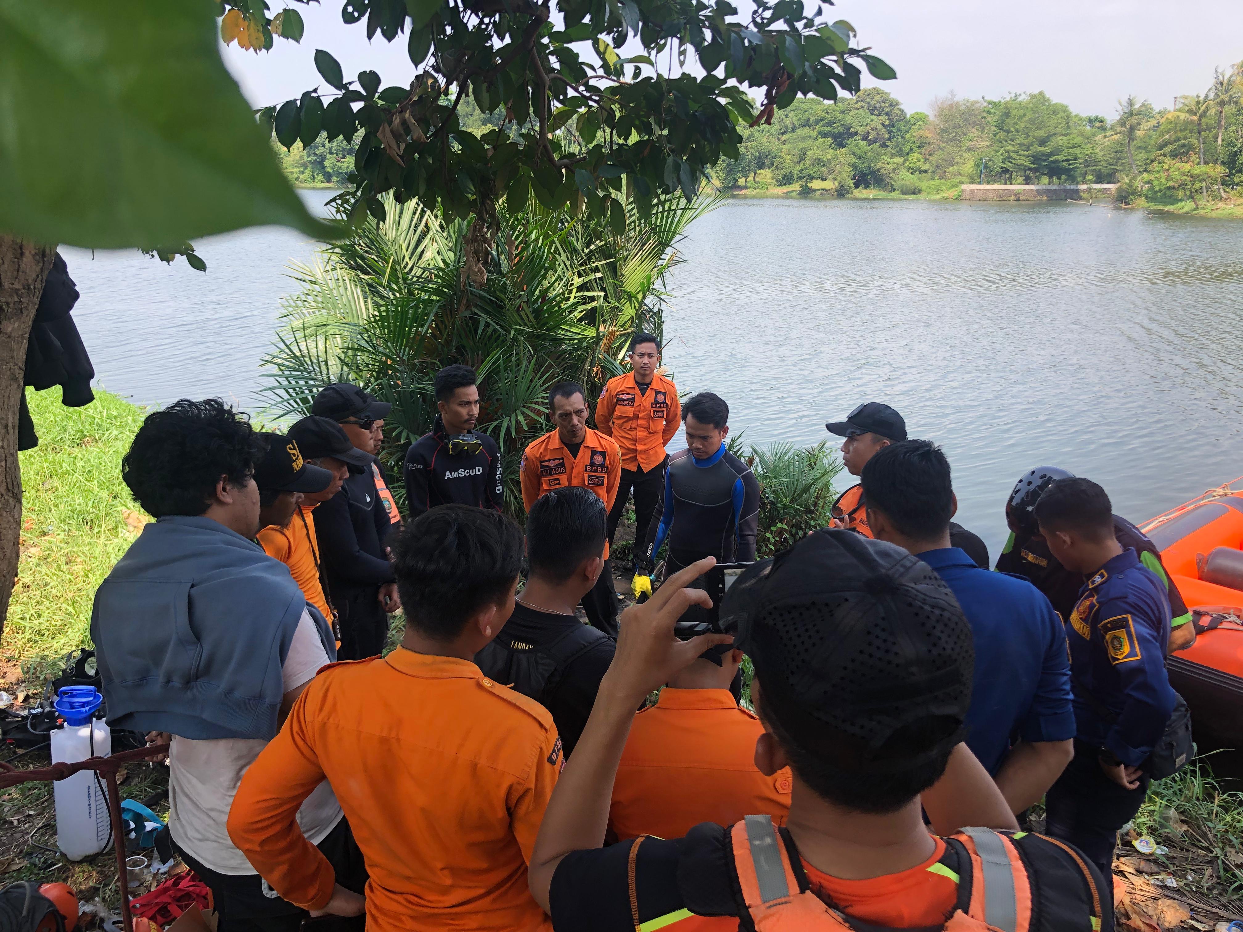 Tim SAR terjunkan anggota di Situ Citatah Cibinong Bogor cari orang tenggelam.