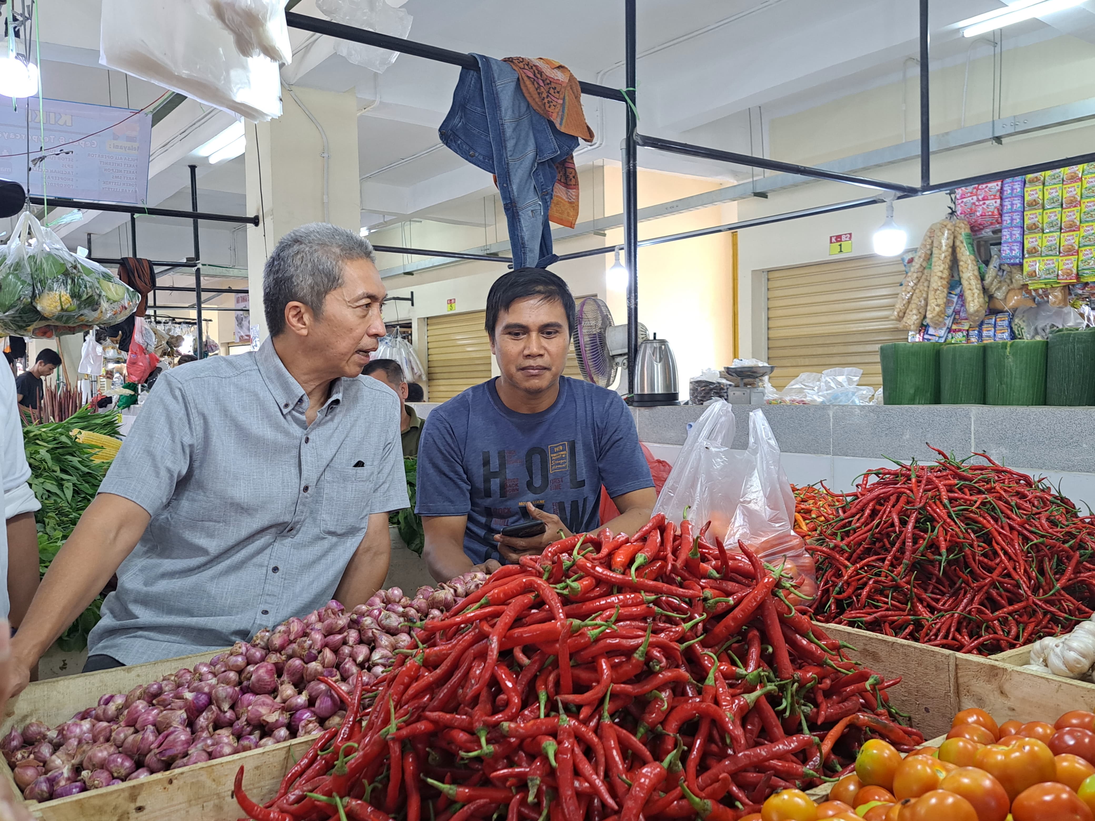 Dedie Rachim datangi pedagang di Pasar Jambu Dua Bogor setelah direvitalisasi.