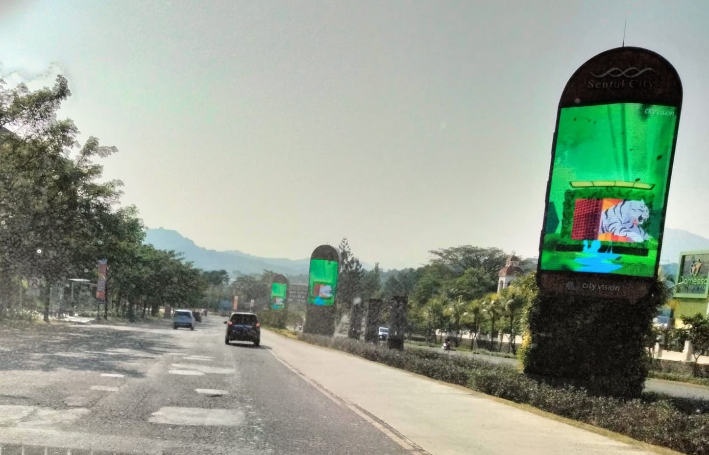 Jalan MH Thamrin yang terletak di kawasan Sentul City, Kabupaten Bogor rusak.