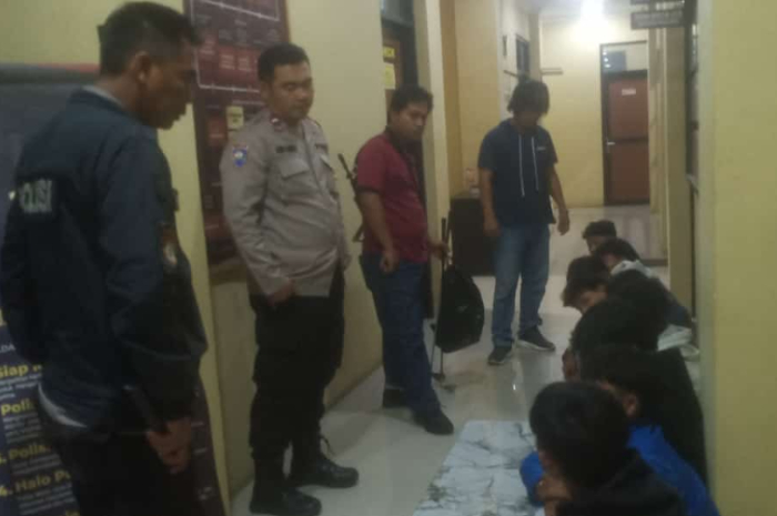 Sembilan remaja yang ditangkap petugas saat hendak tawuran di Jalan Bomang.