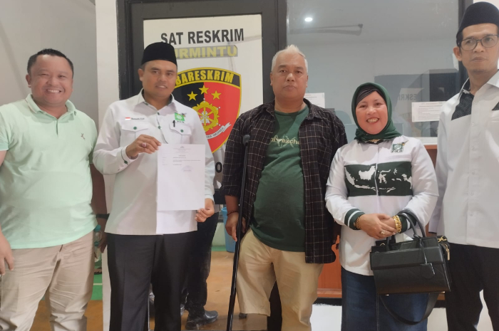 Sekretaris DPC PKB Kabupaten Bogor Nurodin Jaro Peloy (dua dari kiri) bersama Ketua DPC PKB Edwin Sumarga dan pengurus partai, melaporkan Lukman Edy ke Polres Bogor.