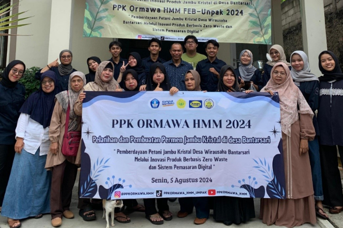 Pelatihan pembuatan produk soft candy dari jambu kristal bersama masyarakat Desa Bantarsari, Kecamatan Rancabungur, Kabupaten Bogor Senin (5/8/2024).