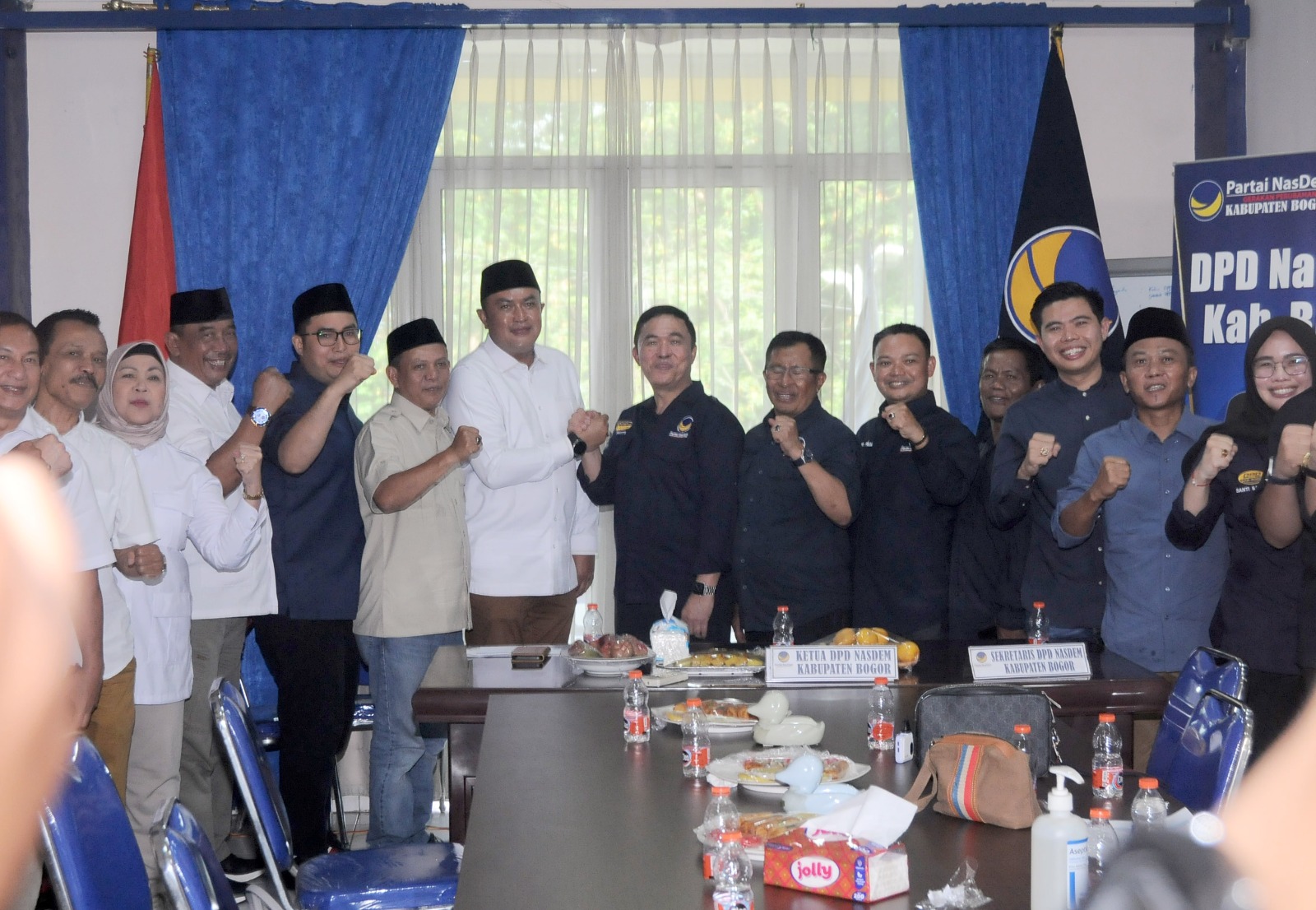 Bakal Calon Bupati Bogor, Rudy Susmanto Partai Gerindra safari politik ke Partai Nasdem, Jalan Raya Bogor, Cibinong, Kabupaten Bogor, Jawa Barat. Rabu (7/8/2024).
