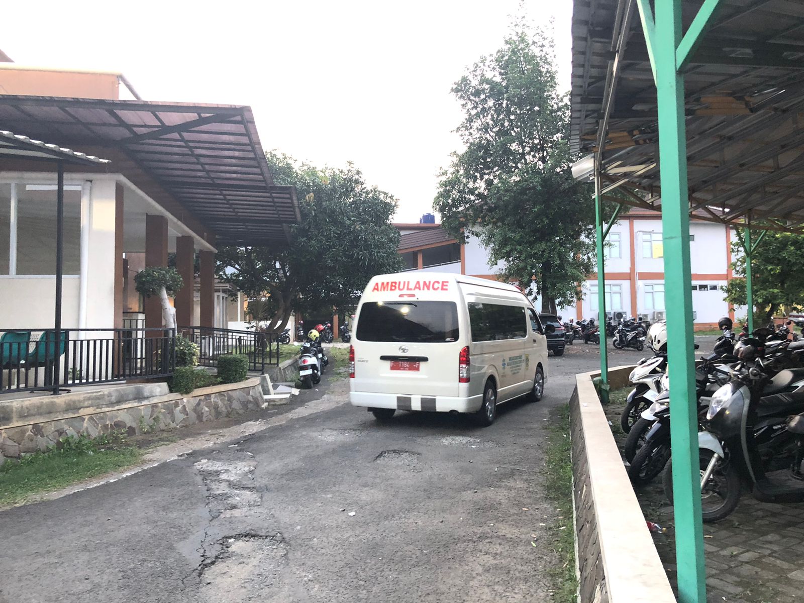 Ambulance membawa jenazah bocah yang hilang di Cibinong.