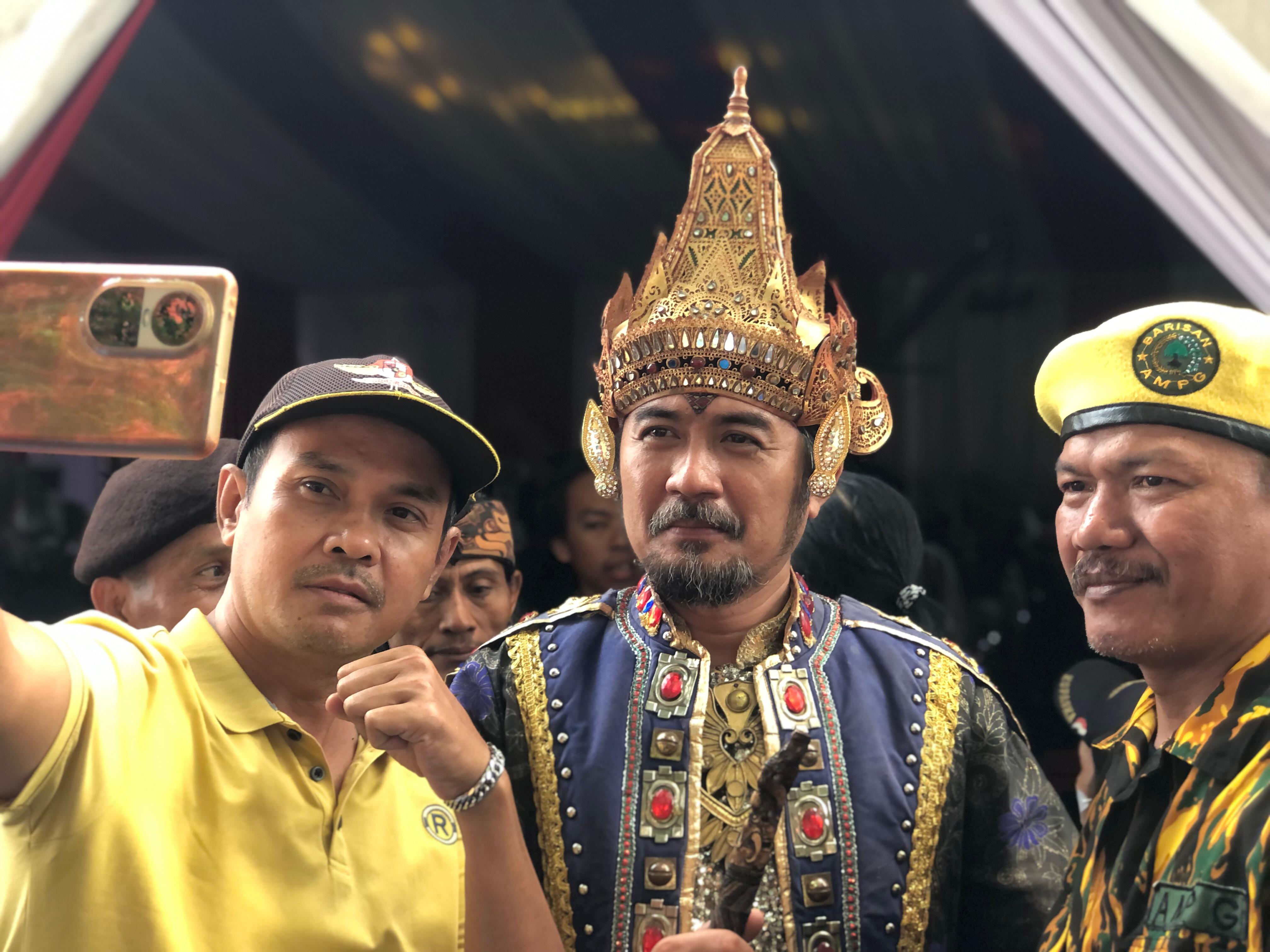 Sosok Prabu Siliwangi hadir dalam rapat akbar relawan Jaro Ade di Pilbup Bogor 2024