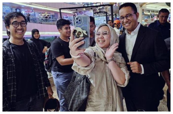Bakal Calon Gubernur Jakarta, Anies Baswedan saat diajak foto selfie warga Jakarta.