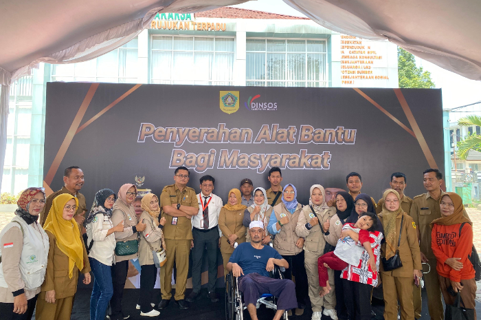 Dinas Sosial Kabupaten Bogor melalui bidang Rehabilitasi Sosial mengadakan kegiatan penyerahan bantuan alat bantu bagi penyandang disabilitas, lanjut usia dan anak terlantar berupa alat bantu dengar.